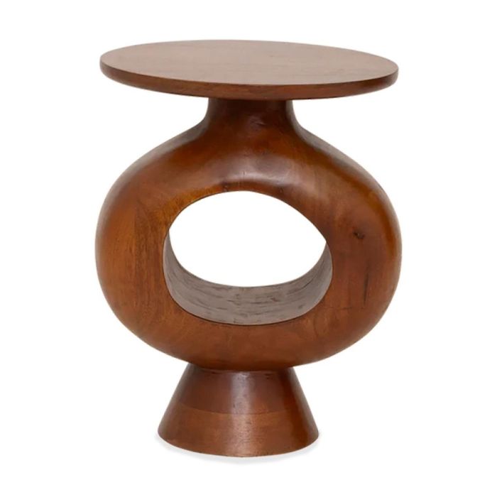 Handgemaakte bijzettafel van mangohout met golden oak finish en organische ronde vorm