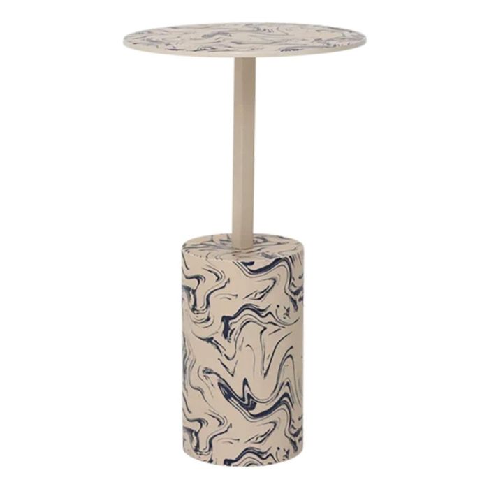 Bijzettafel Sten met ronde marmerlook voet en blad in crème met blauwe wervelpatronen en slanke metalen kolom