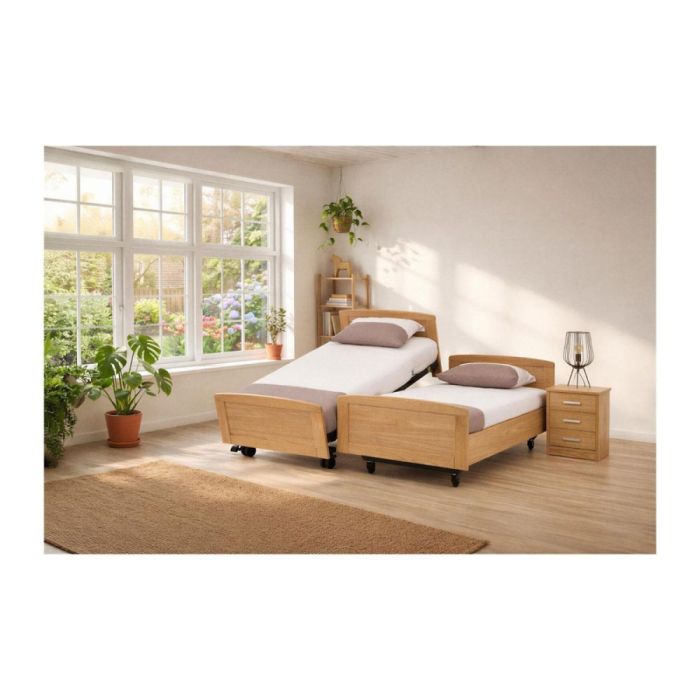 Elbacare Excellent hoog-laag bed in houtlook als tweepersoons opstelling in lichte slaapkamer met verstelbare functie