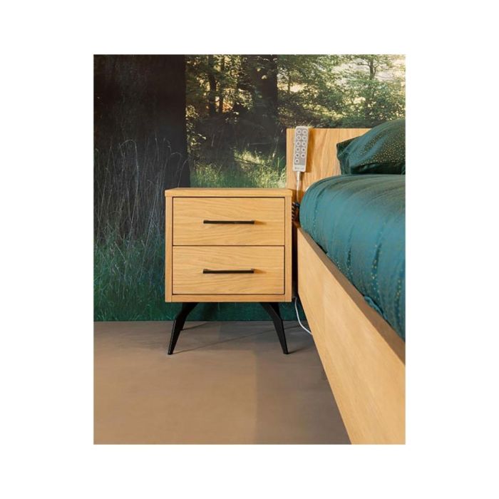 Moderne houten Excellent nachtkast met twee lades naast een zorgbed in natuurlijke slaapkamer setting