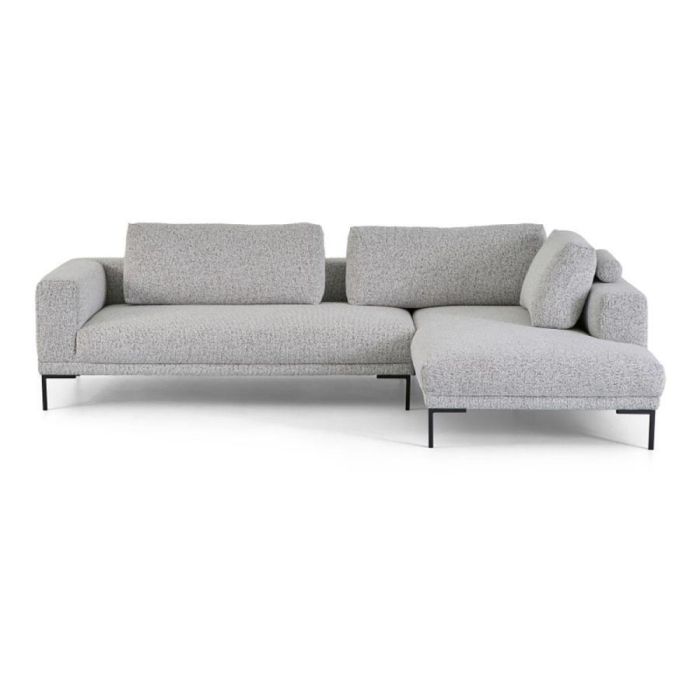 Grijze Montèl 40-2 hoekbank met chaise longue rechts, royale kussens en zwarte metalen poten tegen lichte achtergrond