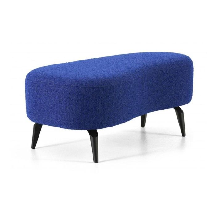 Montèl Pebble hocker in kobaltblauwe bouclé stof met organische vorm en zwarte schuine poten schuin van voren