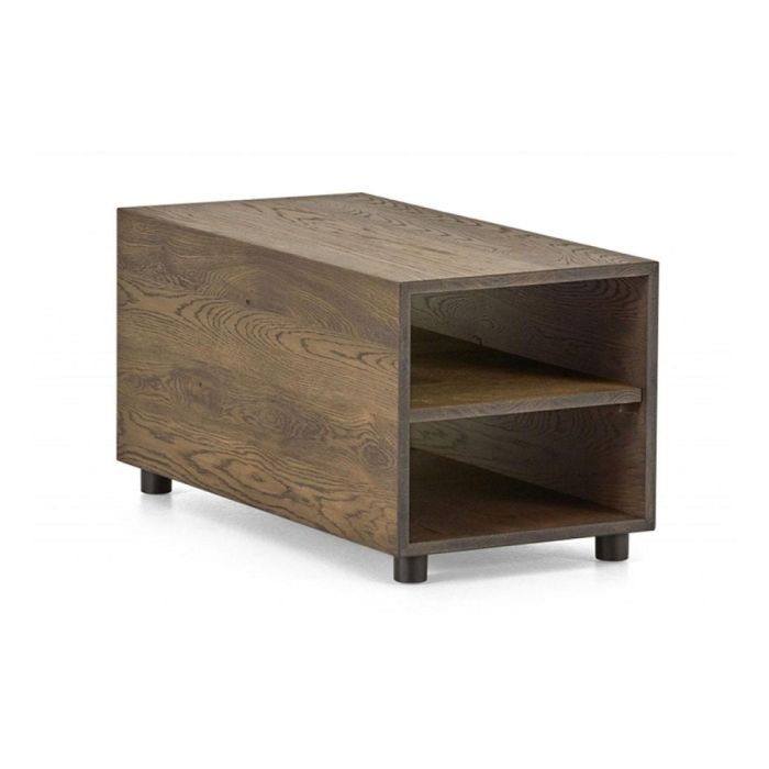 Montèl Twice bijzettafel in bruin eiken met open zijkant en twee vakken, schuin van voren gefotografeerd