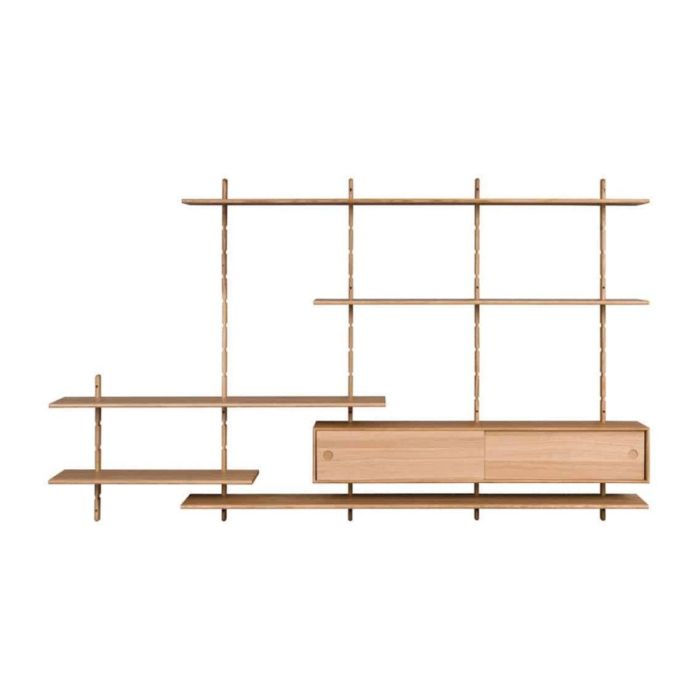 Modulaire wandkast met zwevende houten planken en gesloten kastelement