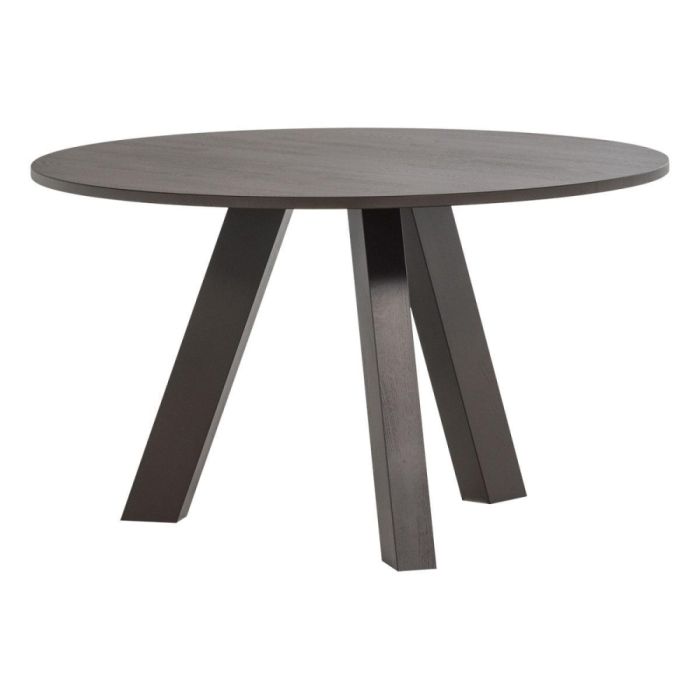 Ronde Rhonda eettafel Ø129 cm in middenbruin eiken met drie schuine poten op witte achtergrond