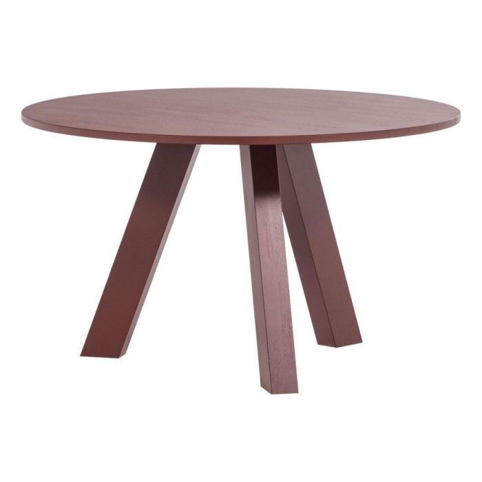 Ronde Rhonda eettafel Ø129 cm in bordeauxrood eiken met drie schuine poten op witte achtergrond