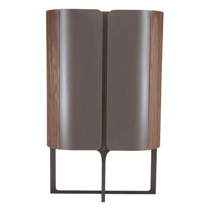 Opbergkast Sakana met afgeronde bronskleurige deuren, notenhouten zijkanten en slank zwart metalen onderstel vooraanzicht