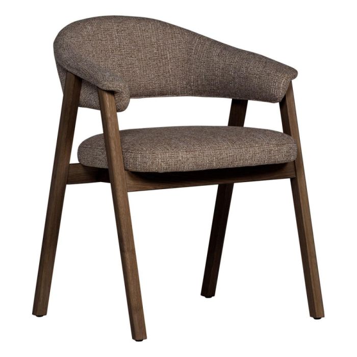 WOOOD Tunar eetkamerstoel met armleuning in bruine geweven stof en eikenhouten poten, schuin van voren gefotografeerd tegen lichte achtergrond