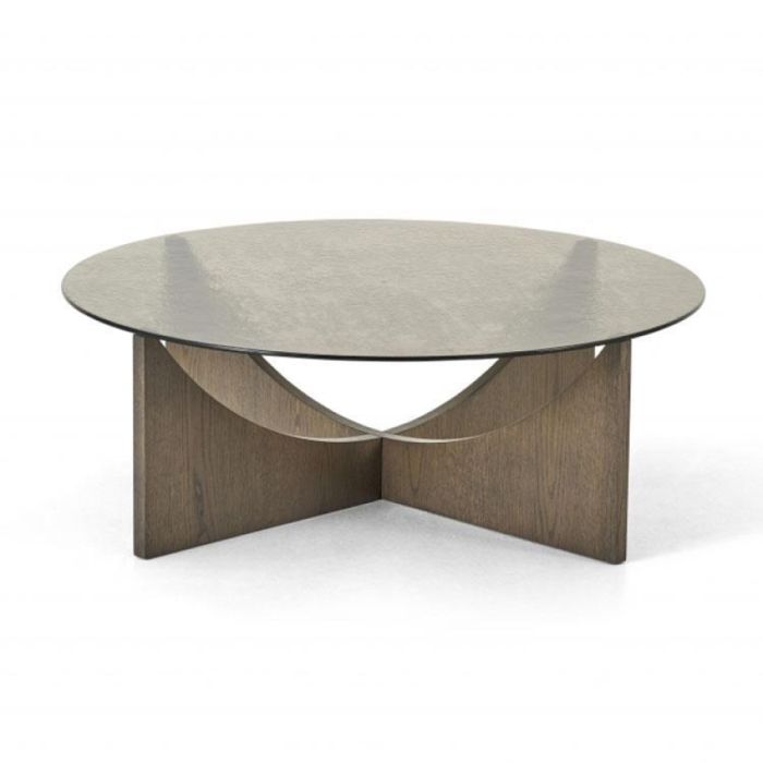 Montèl Fold salontafel met rond bronzen glazen blad en kruisvormig houten onderstel in Moss eiken tegen een lichte achtergrond