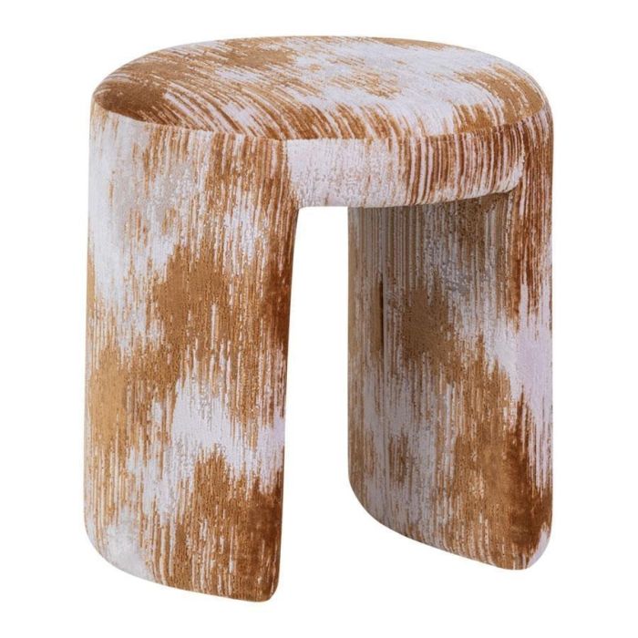 WOOOD kruk Charlie gestoffeerd in karamelbruine structuurstof met afgeronde vorm op witte achtergrond