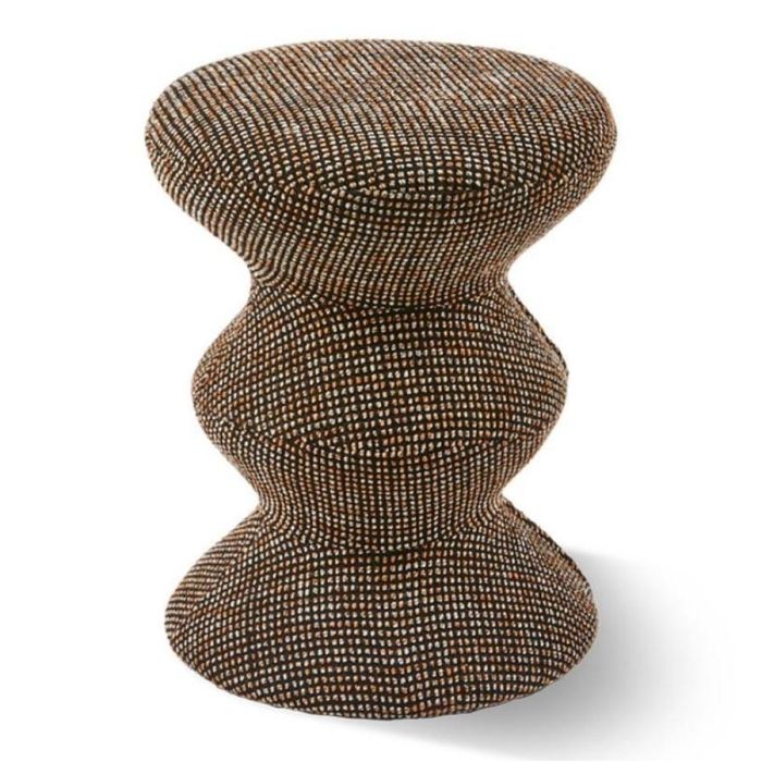 POLSPOTTEN Speckled Soft Zig Zag kruk met zwart crème gespikkelde bekleding op witte achtergrond