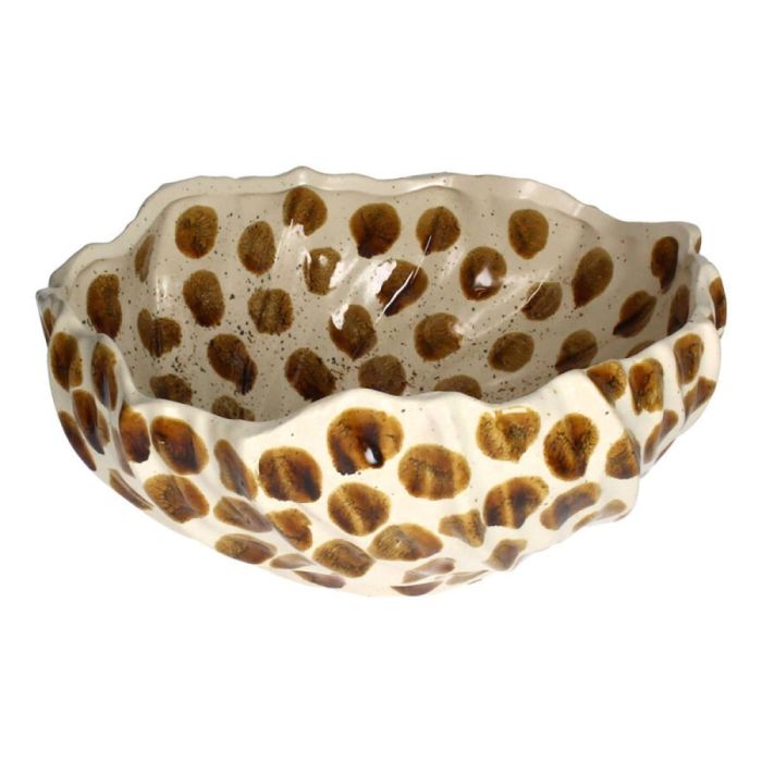 Keramieken bloempot met bruine stippen op crème ondergrond en golvende rand van bovenaf schuin gefotografeerd