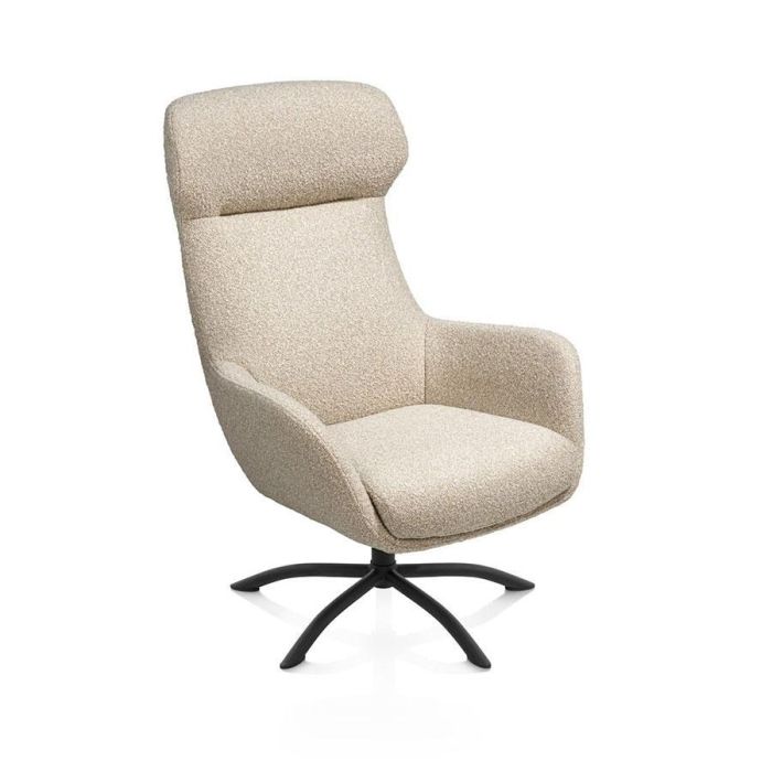 Fauteuil Lomi in beige boucléstof met hoge rugleuning en grafietkleurige draaivoet.