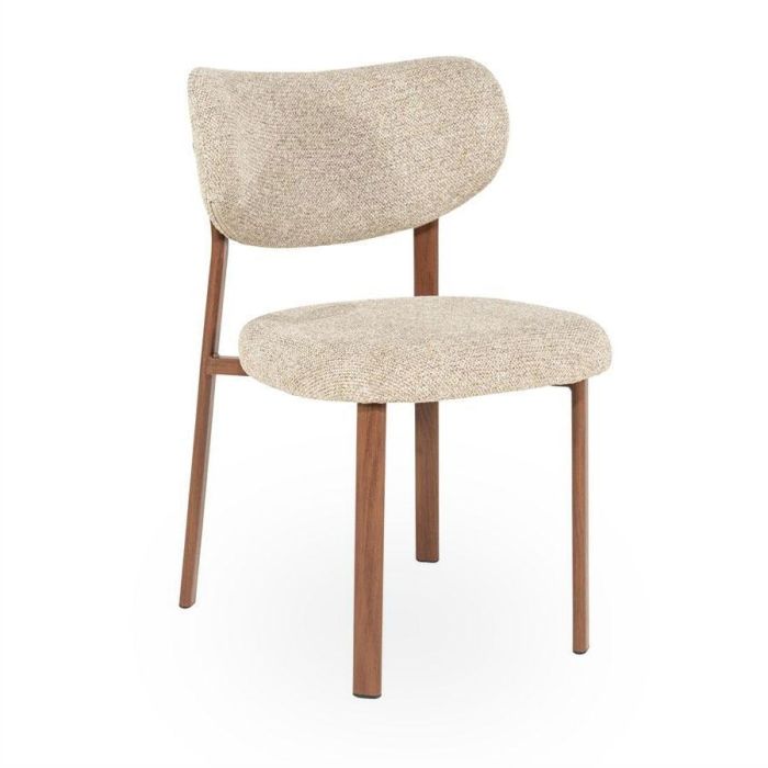 Eetkamerstoel Sedia van By-Boo in beige Luce-stof met bruine houten look poten schuin van voren.