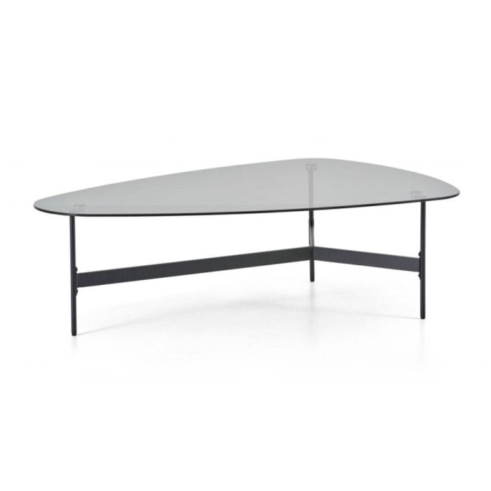 Montèl Triangle salontafel met organisch gevormd smoked glazen blad en zwart metalen frame op drie poten