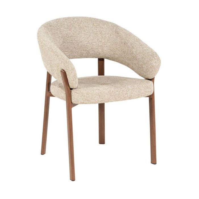 Eetkamerstoel Sedia met armleuningen, beige Luce bekleding en bruin houten onderstel, schuin van voren gefotografeerd.