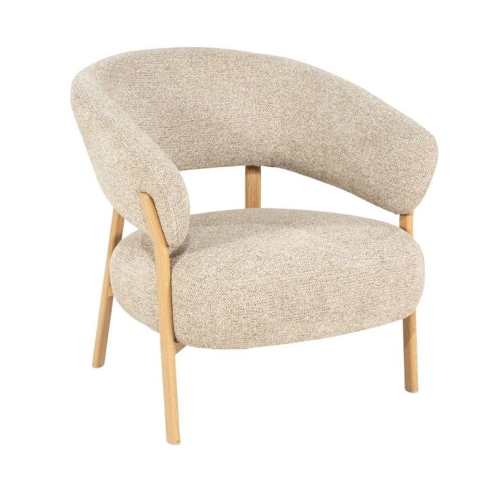 Loungechair Sedia met beige Luce bekleding en naturel houten frame, schuin van voren gefotografeerd.