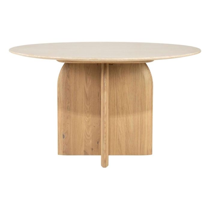 Ronde eettafel Lova met licht travertin tafelblad en houten kruispoot, frontaal gefotografeerd.