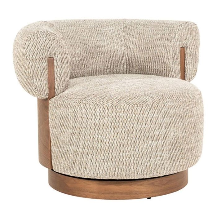 Fauteuil Nila in taupe stof met ronde armleuningen en houten accenten, schuin vooraanzicht.
