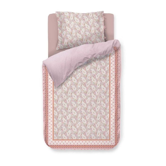 Kairi Bloom dekbedovertrek in lichtroze met paisleyprint, bloemetjes en gestreepte achterzijde op eenpersoonsbed