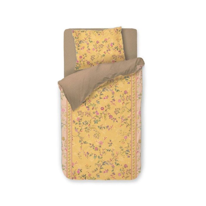 Bodhi Flower dekbedovertrek in geel met bloemenprint en decoratieve zijrand op eenpersoonsbed
