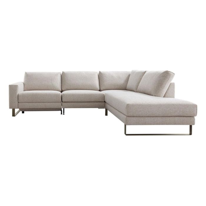 Beige hoekbank Levanzo met chaise longue rechts en metalen framepoten op witte achtergrond
