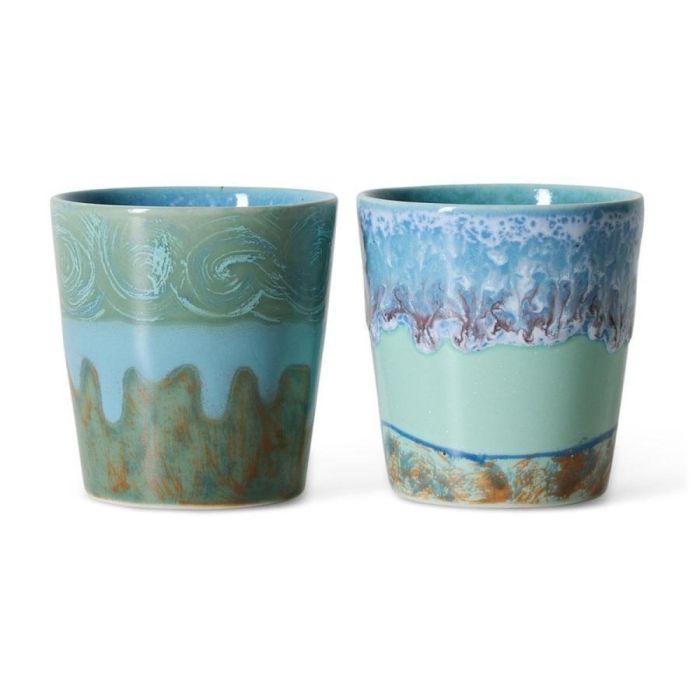 Twee keramische koffiemokken in blauwgroene tinten met golvende en druipende glazuurpatronen op witte achtergrond