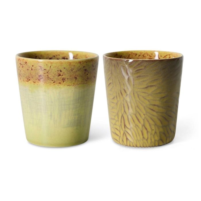 Twee keramische koffiemokken in geelgroene tinten met verschillend glazuur en patroon op witte achtergrond