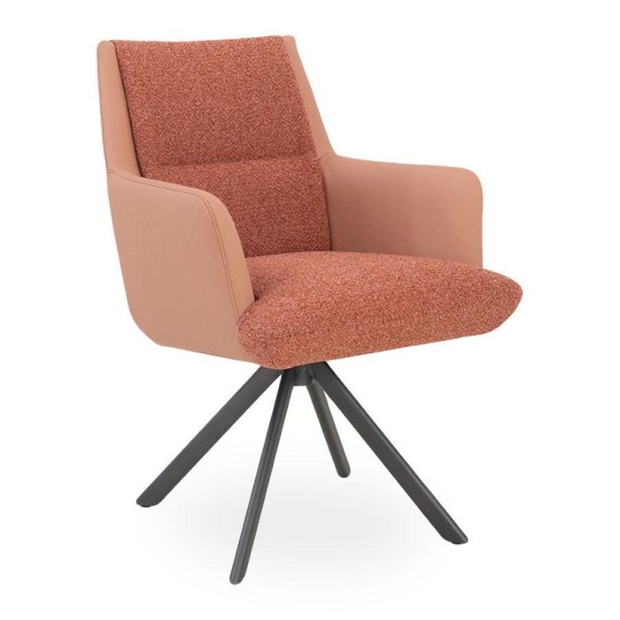 Moderne armstoel Rosie met terracotta bouclé stof, lederlook armleuningen en zwart metalen draaipoot