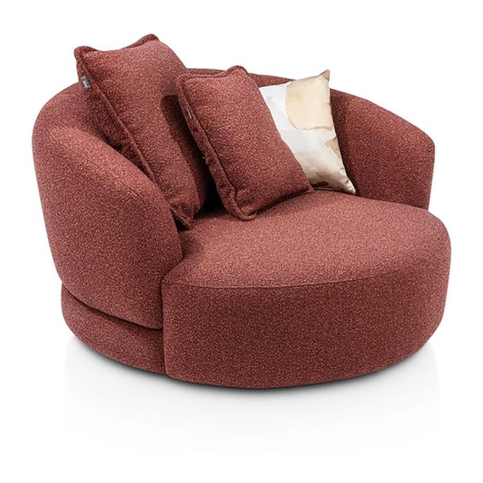 XOOON Cervos fauteuil vooraanzicht met zachte bekleding en kussens