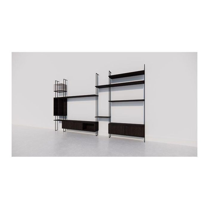 Modulaire wandkast Paz met open vakken, donkere houtlook en zwart metalen frame.