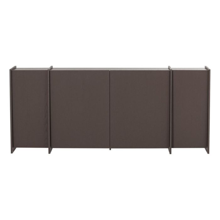 Breed dressoir in middenbruin essenfineer met verticale panelen op witte achtergrond