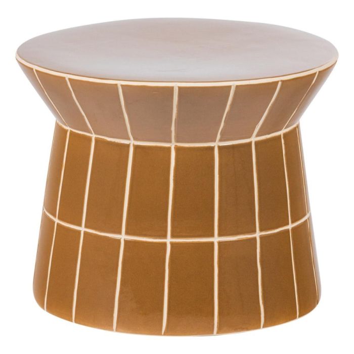 Ronde honinggele keramieken bijzettafel met glanzend blad en verticale lijnen rondom het onderstel