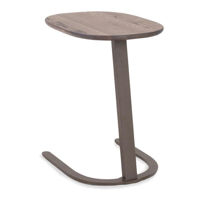 Compact bijzettafeltje met organisch houten blad en slanke metalen poot in bruintint
