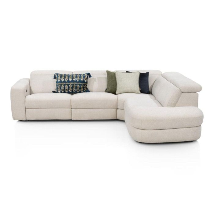 Beige hoekbank Tivoli rechts met sierkussens en afgeronde ottomane op witte achtergrond