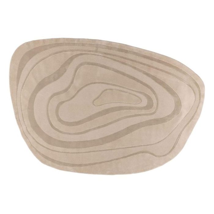 Beige vloerkleed Calm in organische vorm met subtiele lijnen van bovenaf gefotografeerd