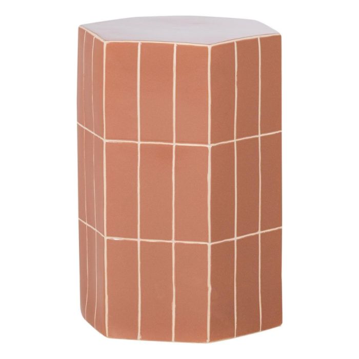 Oudroze keramieken bijzettafel Plu met tegelpatroon en zeshoekige vorm vrijstaand op witte achtergrond