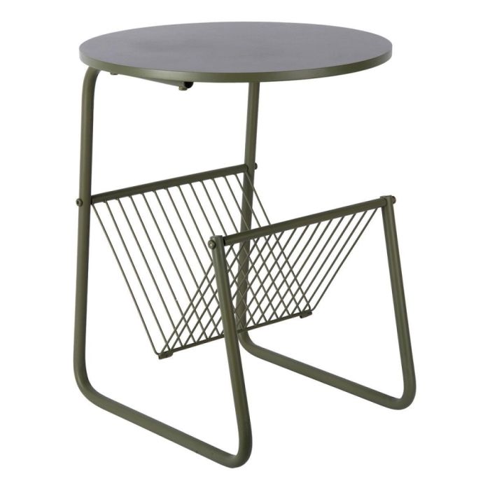 Groene metalen bijzettafel Riqueza met rond blad en geïntegreerd tijdschriftenrek schuin gefotografeerd