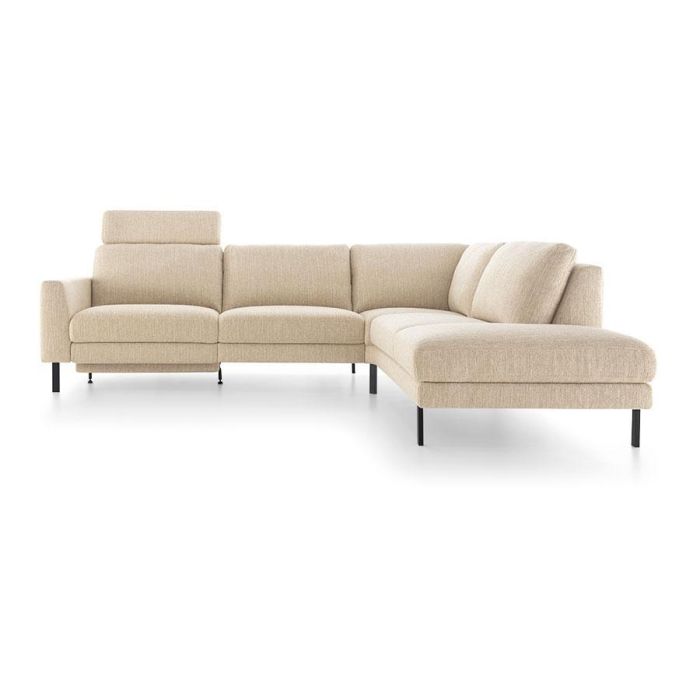 Baenks hoekbank Lord Street in beige stof met chaise longue, verstelbare hoofdsteun en slanke zwarte metalen poten.
