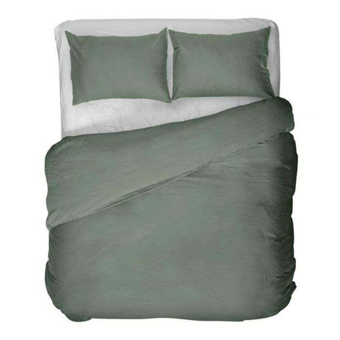 Groen katoensatijnen dekbedovertrek met twee kussenslopen van bovenaf opgemaakt bed