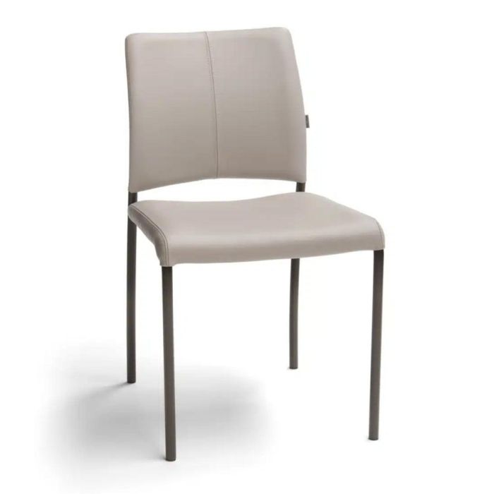 Lichtbeige Amore eetkamerstoel met slank metalen onderstel en licht gebogen rugleuning op witte achtergrond