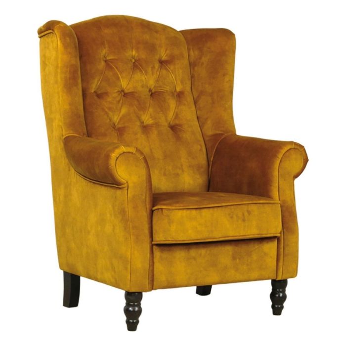 Okergele fauteuil Whitefield met capiton, hoge oorleuningen, afgeronde armleuningen en houten poten.