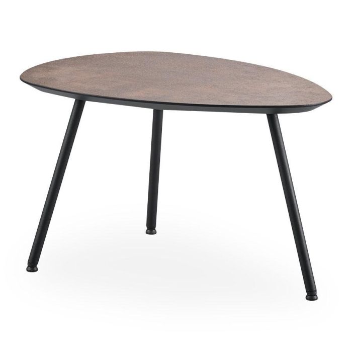 Kiezelvormige salontafel Woburn met bronskleurig HPL tafelblad en slanke zwarte metalen poten.