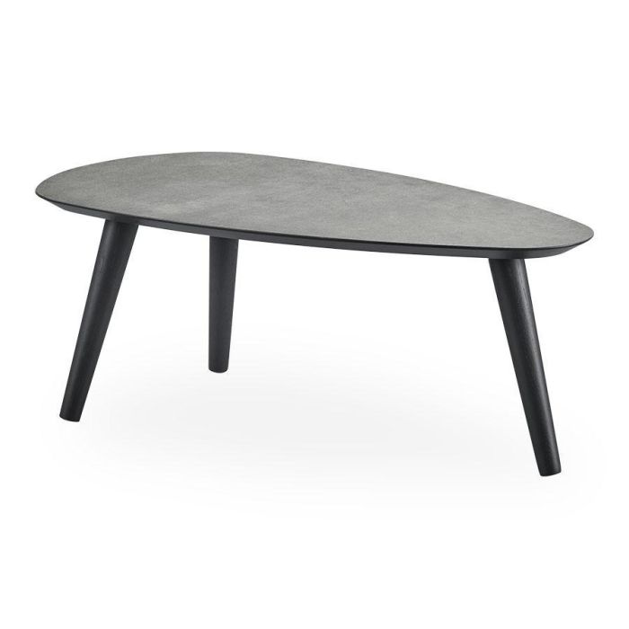 Kiezelvormige salontafel Woburn met zwart HPL tafelblad en zwarte houten poten.