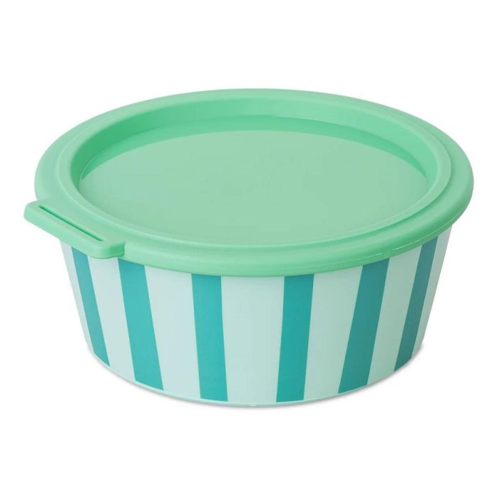 Groene kom met deksel en strepenpatroon in lichtgroen en wit op witte achtergrond