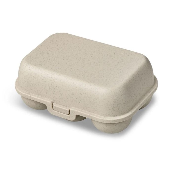 Beige eierdoos voor 6 eieren met clip-sluiting, gesloten en vrijstaand tegen witte achtergrond