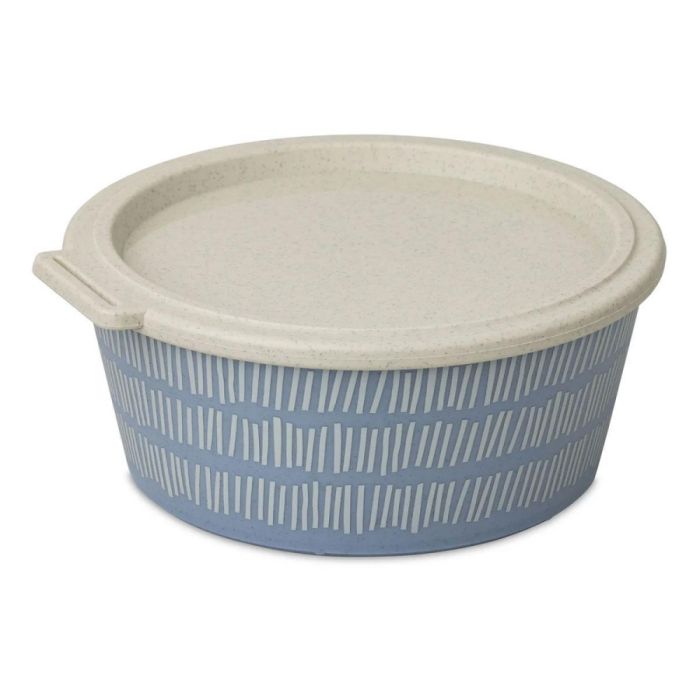 Blauwe Koziol kom met beige deksel en lijnpatroon, afgesloten en vrijstaand tegen witte achtergrond