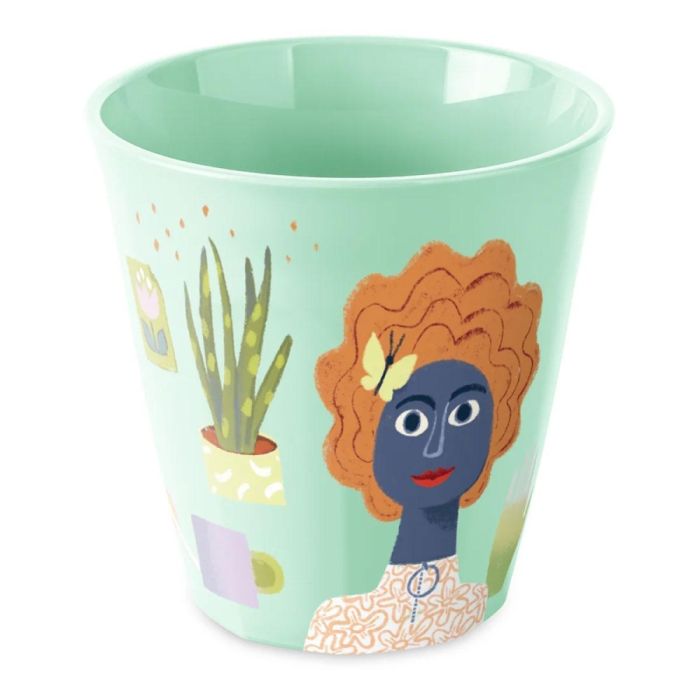 Lichtgroene beker met illustratie van vrouw en planten op egale achtergrond