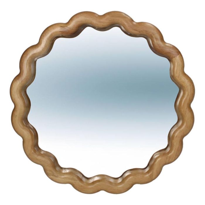 Ronde spiegel met golvende houten rand van rubberhout op witte achtergrond