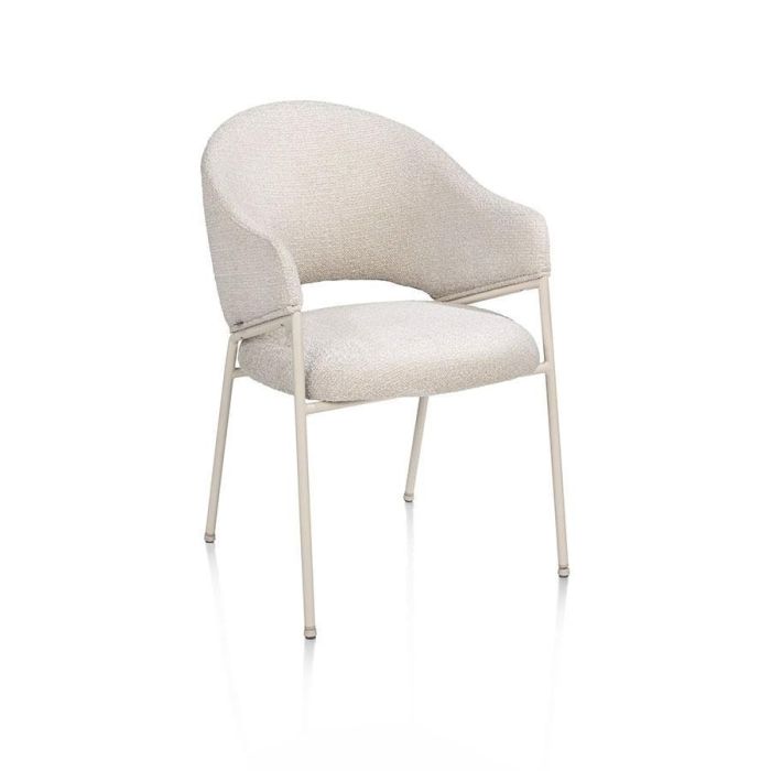 Beige armstoel Noel van XOOON met zachte kuip en metalen poten in ton-sur-ton kleur